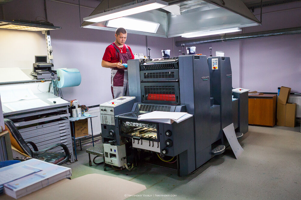 Heidelberg sm 52-5. Печатная машина komori. Печатный станок. Современные печатные станки. Офсетный станок.