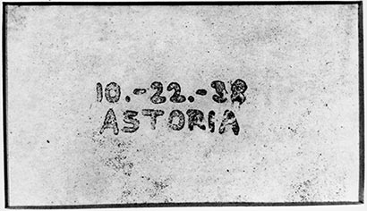 Рис. 7. Изобретатель ксерографической печати Частер Карлсон (а) и первая ксерокопия текста, из которого следует, что новая технология копирования документов впервые была опробована 22 октября 1938 года (б)