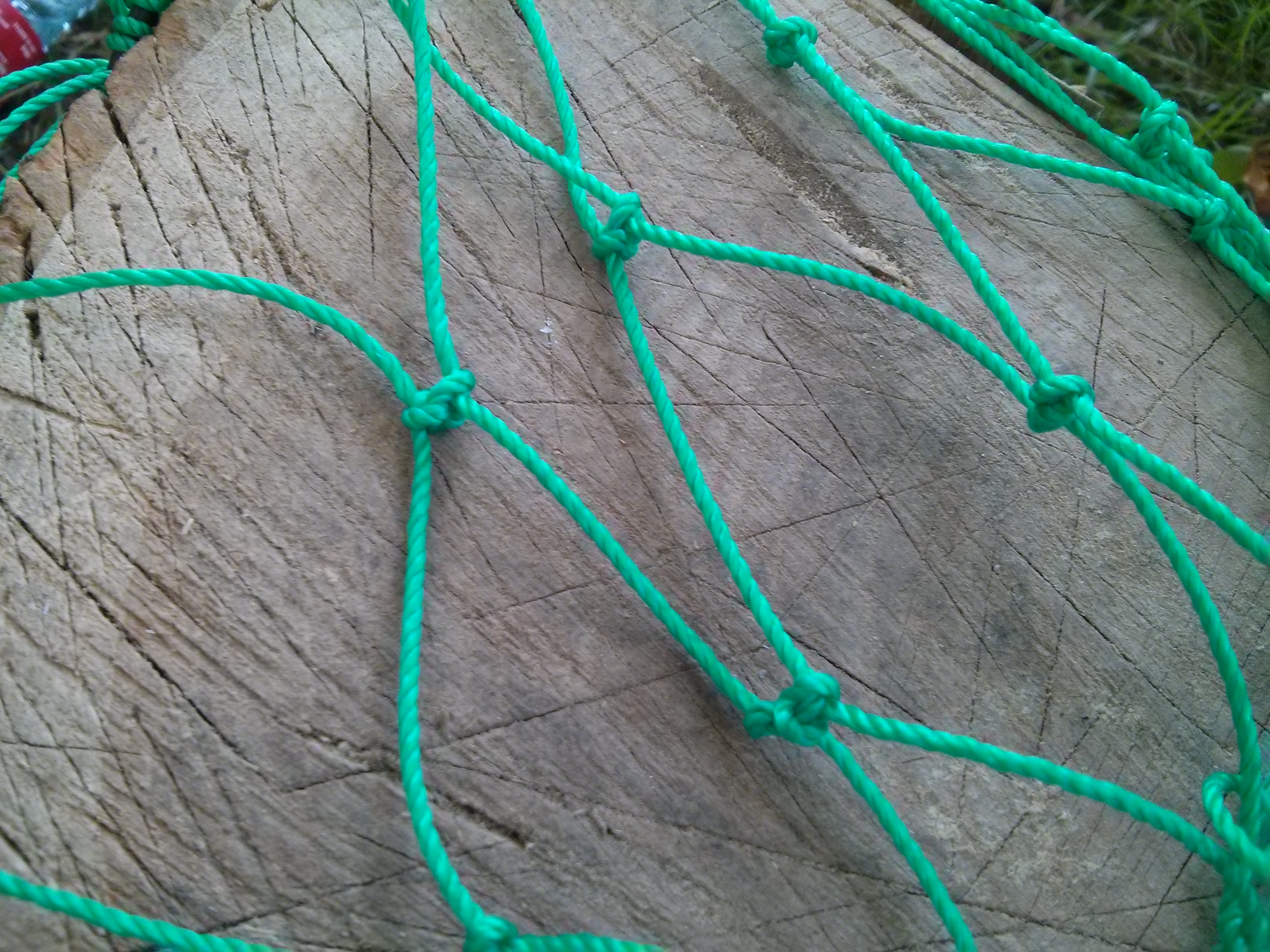 Сделай сеть получше. Плетение рыболовной сети. Узел для плетения рыболовной сети. Плетеная рыболовная сеть. Сетка рыболовная плетёная.