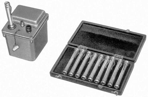 Рис. 5. Комплект индивидуальных дозиметров ДК-0,2 с общим измерительным устройством (слева).