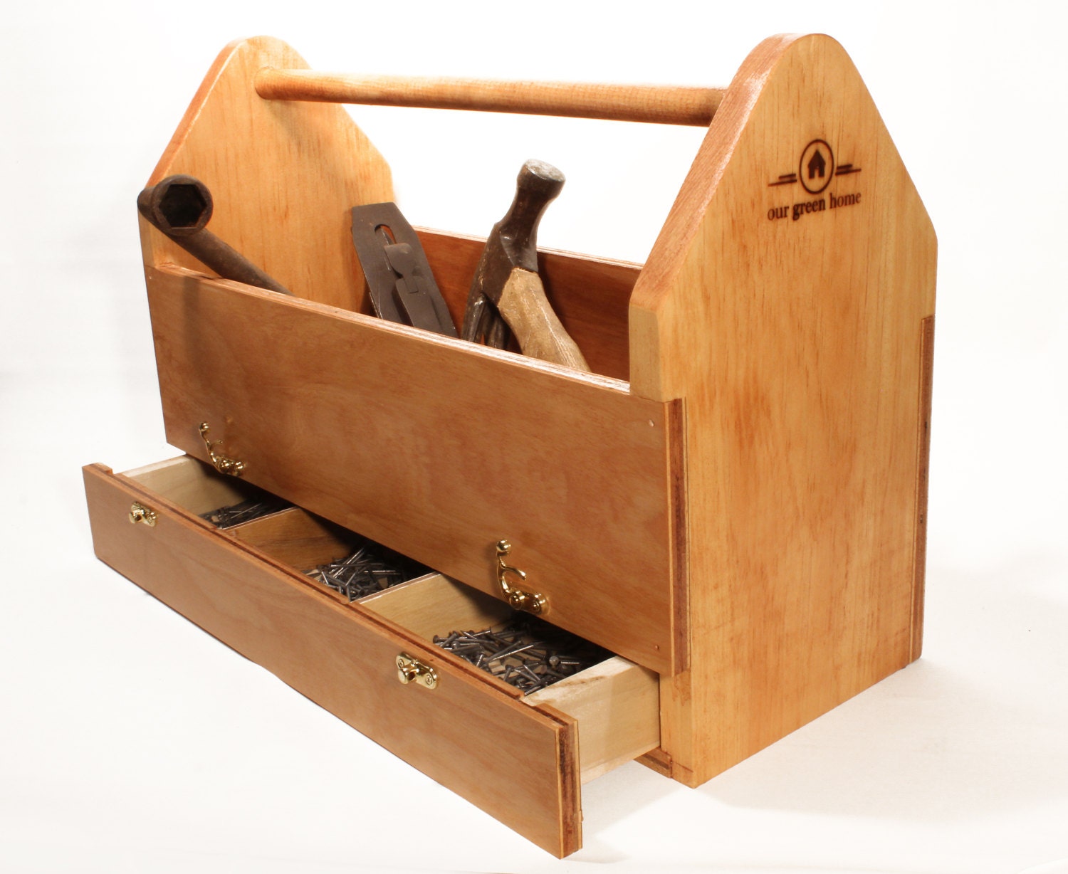 Шкаф для инструментов деревянный в квартире