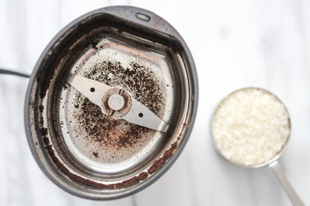 how to clean a burr grinder with rice