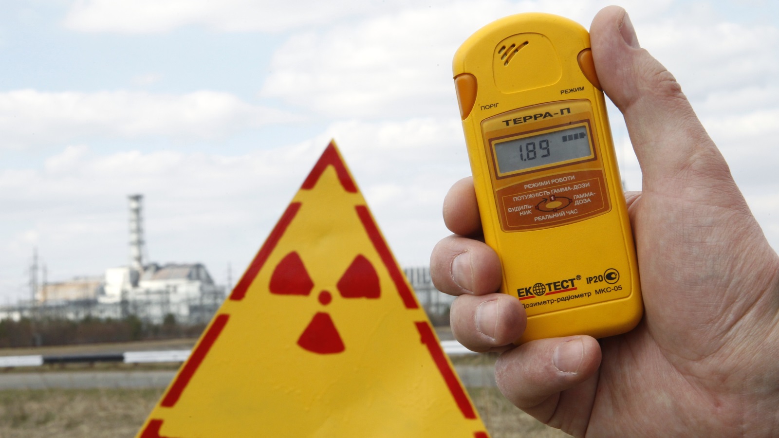 Фото радиации. Дозиметр радиации Чернобыль. Счётчик Гейгера Чернобыль. Счетчик Гейгера норма радиации. Дозиметр Белла нормы радиационного фона.